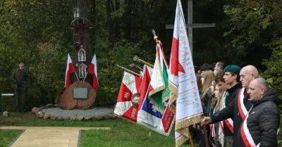 Uroczystości upamiętniające ofiary powojennych zbrodni w podbiałostockim lesie